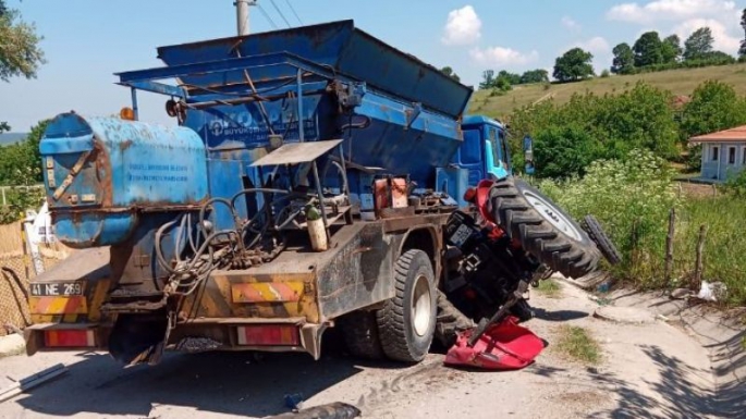 Freni boşalan kamyon traktörü altına aldı 