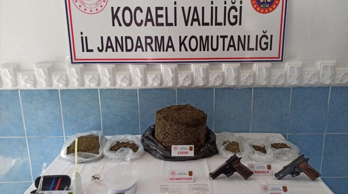 Jandarmanın Durdurduğu Araçtan Uyuşturucu Çıktı 