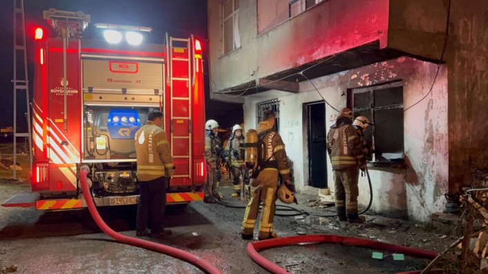 İtfaiyeyi iki kez alarma geçirdi: Eşine kızıp evini yaktı - Son Dakika Haberleri